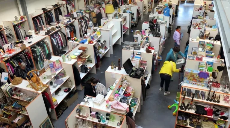 Un vide-grenier permanent s&rsquo;installe en Maine-et-Loire avec des milliers d&rsquo;objets à petits prix