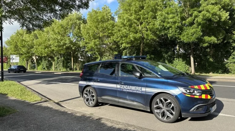 Un sans-abri retrouvé mort dans la rue à Paris, la police enquête sur les circonstances.