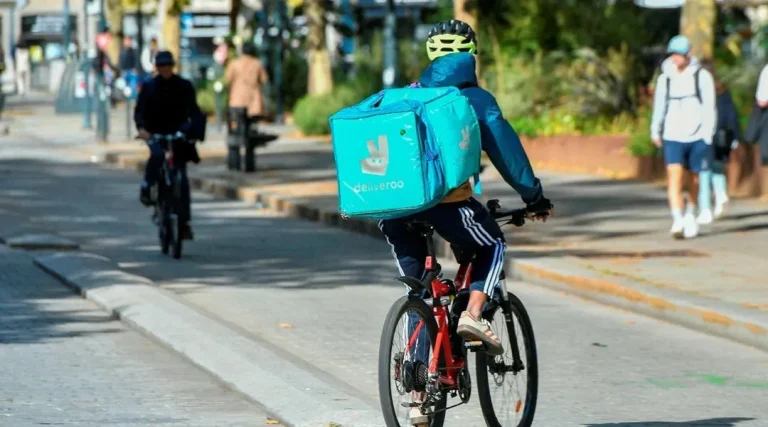Rennes propose une alternative aux livraisons contestées de Deliveroo et Uber Eats.
