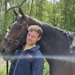 Un cheval capable de lire et écrire surveillé par son cavalier lors d&rsquo;une course en France.