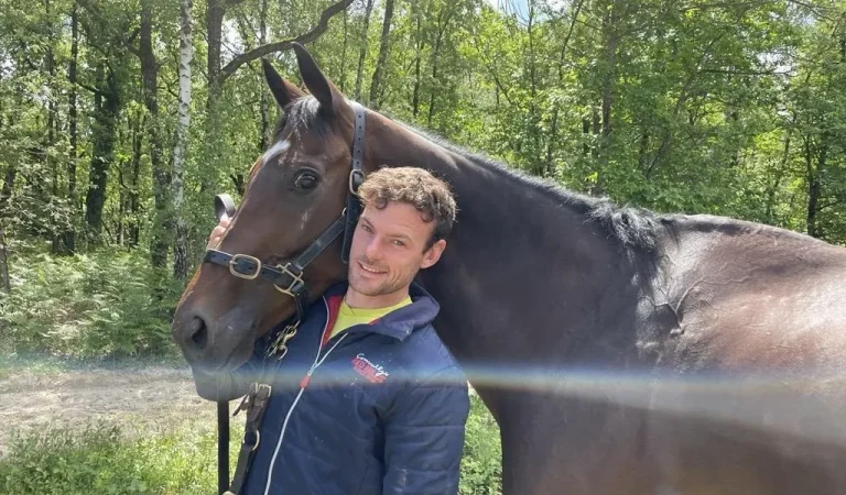 Un cheval capable de lire et écrire surveillé par son cavalier lors d&rsquo;une course en France.