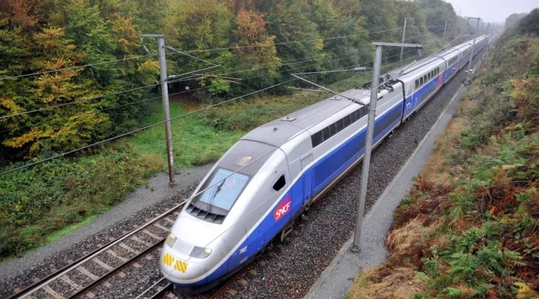 Un TGV Marseille-Lille heurte un homme près de Mâcon, passagers bloqués plus de 7 heures.