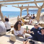 Les Américains affluent à Saint-Tropez et dans le Var, emboîtant le pas à Brad Pitt.