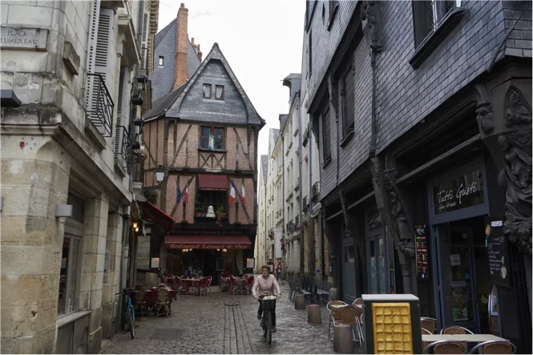 Pâtisseries, chocolat, épicerie… Une balade gourmande et historique dans les rues de Tours