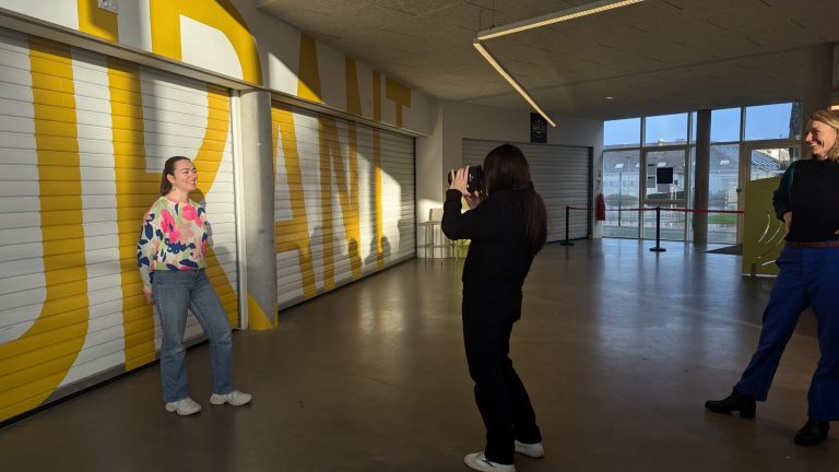 Exposition des jeunes artistes : six voix s&rsquo;engagent contre les discriminations sur les réseaux sociaux.