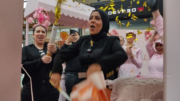 Fatima, créatrice de Tema’s Cake, attire l&rsquo;attention à Vélizy avec ses créations pâtissières.