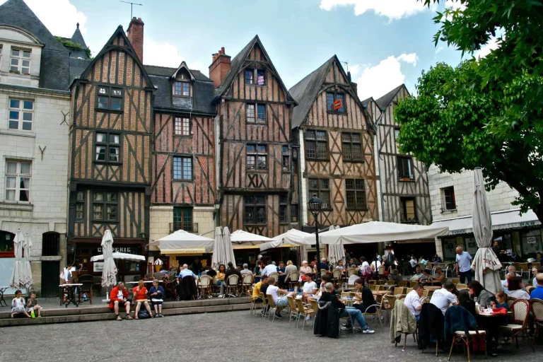 La Place Plumereau à Tours désignée comme la plus belle place de France pour l&rsquo;apéritif