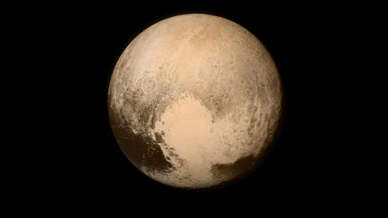 Le patron de la NASA propose de requalifier Pluton : enjeux scientifiques et politiques.