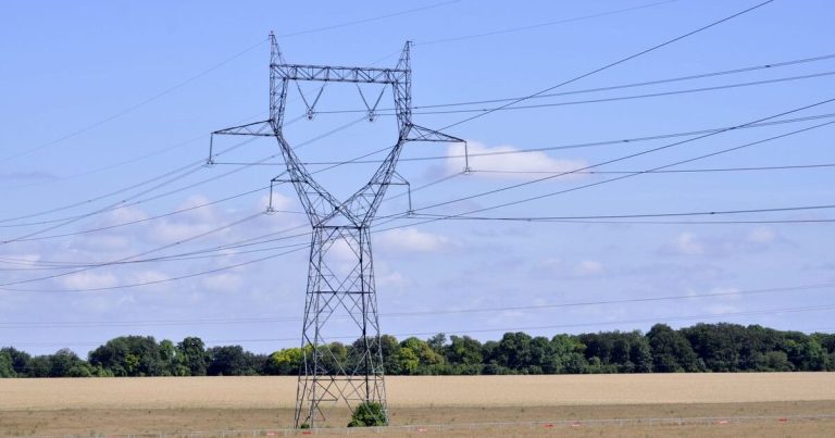 Pontchâteau : un homme de 21 ans secouru après avoir grimpé sur un pylône électrique