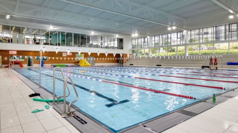 Enfant sauvé de la noyade à Noisy-le-Grand, le maire suspend les sorties piscine périscolaires.