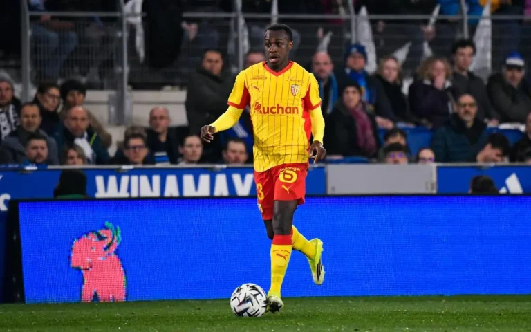 Lens se prépare à recruter un joueur pour le match contre l&rsquo;OL en Ligue 1.