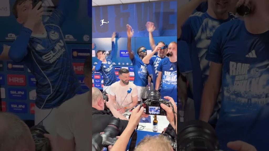 Schalke 04 : les joueurs en conférence de presse pour célébrer leur montée en Bundesliga.