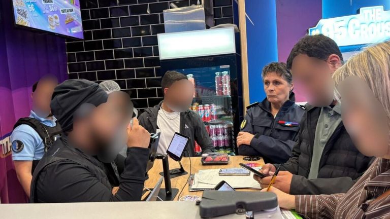 Fermeture d&rsquo;un fast-food de poulet croustillant en raison de pratiques illégales en France.