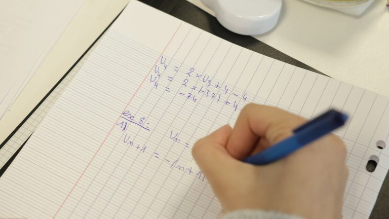 Essonne : un professeur incarcéré après trois plaintes pour messages à caractère sexuel