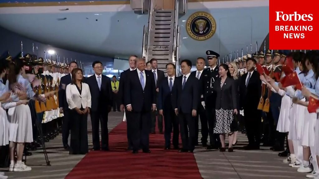 Trump arrive à Pékin pour une cérémonie d'accueil officielle lors de sa visite en Chine.