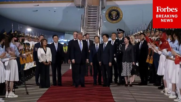 Trump arrive à Pékin pour une cérémonie d'accueil officielle lors de sa visite en Chine.