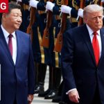 Trump et Xi Jinping se serrent la main lors d'une rencontre bilatérale à Beijing.
