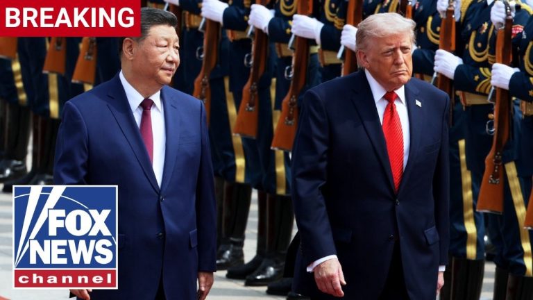 Trump et Xi Jinping se serrent la main lors d'une rencontre bilatérale à Beijing.