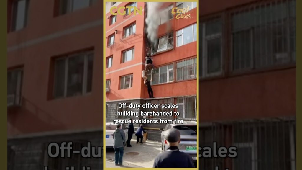 Un policier hors service escalade un bâtiment en Chine pour sauver des résidents d'un incendie
