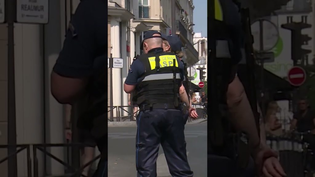 Une conductrice refuse de payer une amende après avoir roulé sur le trottoir à Paris.