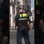 Une conductrice refuse de payer une amende après avoir roulé sur le trottoir à Paris.