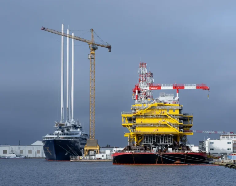 Le plus grand voilier au monde quitte Saint-Nazaire pour un voyage inaugural en mer.