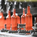 Verallia allège ses bouteilles pour diminuer les émissions de gaz à effet de serre en France.