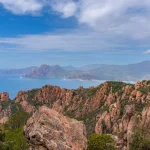 La réserve naturelle de Scandola en Corse réduit le surtourisme grâce à de nouvelles mesures.