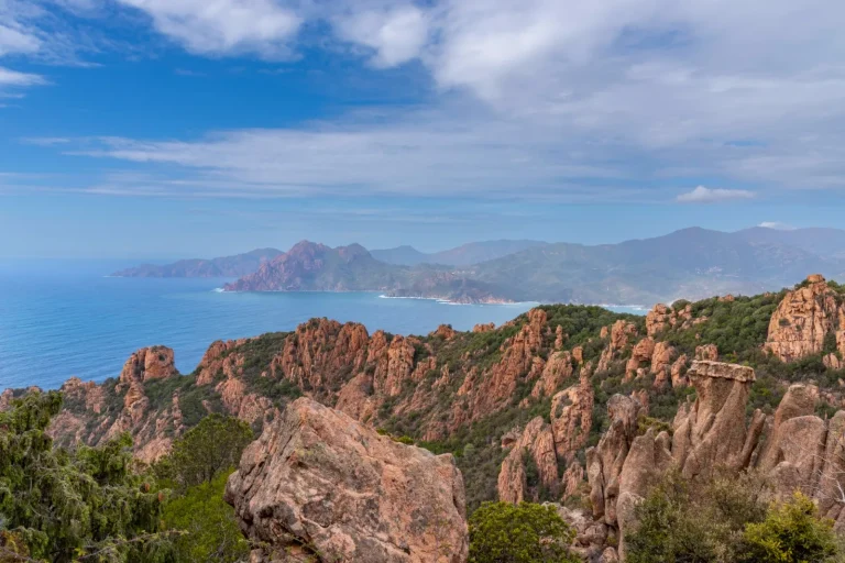La réserve naturelle de Scandola en Corse réduit le surtourisme grâce à de nouvelles mesures.