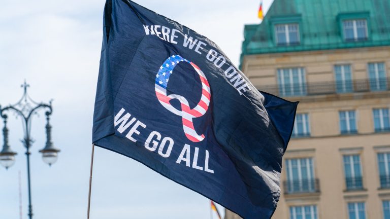 « Where We Go One, We Go All » : Le Slogan de QAnon