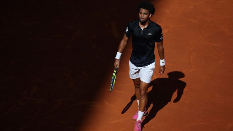Arthur Fils éliminé en demi-finale à Madrid par Jannik Sinner après un match disputé.