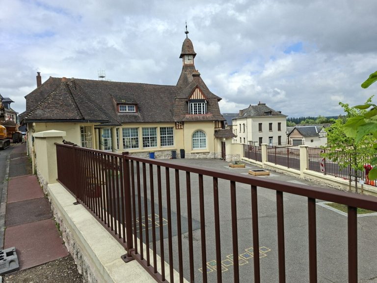 Près de Rouen : une école transforme sa cour en aire de jeux faute de parc accessible.