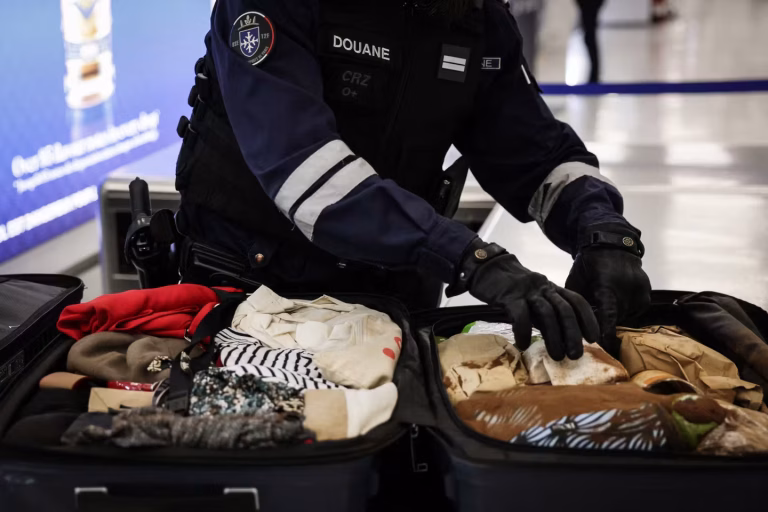 Saisies de stupéfiants dans les aéroports parisiens : 9 tonnes en 2025, doublant les chiffres précédents.