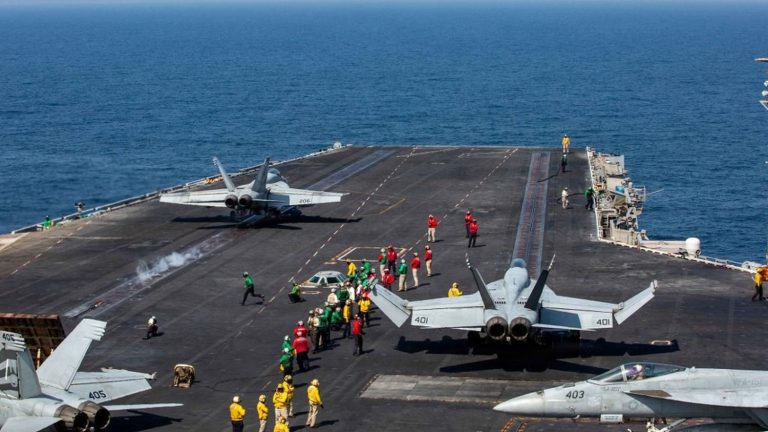 Guerre au Moyen-Orient : le porte-avions « Abraham Lincoln » renforce la présence américaine face à l&rsquo;Iran.