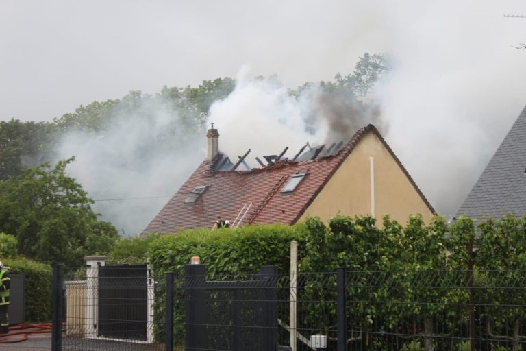 Calvados : un incendie lié à des panneaux photovoltaïques évacue une famille de sa maison.