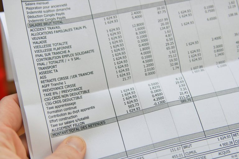 Comment analyser efficacement sa fiche de paie en France pour éviter les erreurs courantes.