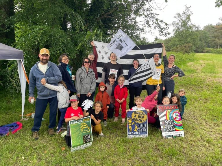 Morbihan : Mewen, 6 ans, participe à la Redadeg sur la côte de Cadoudal.