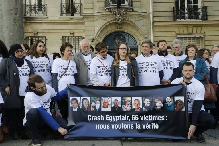 Les familles de victimes du crash d&rsquo;Egyptair dénoncent une enquête bâclée