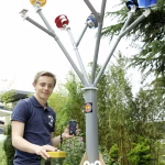 Un homme en France fabrique un arbre à vent pour recharger son téléphone portable.