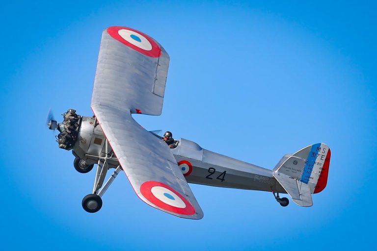 Un aviateur rochelais présente un avion légendaire des années 1930 au meeting de l’air de Cognac.