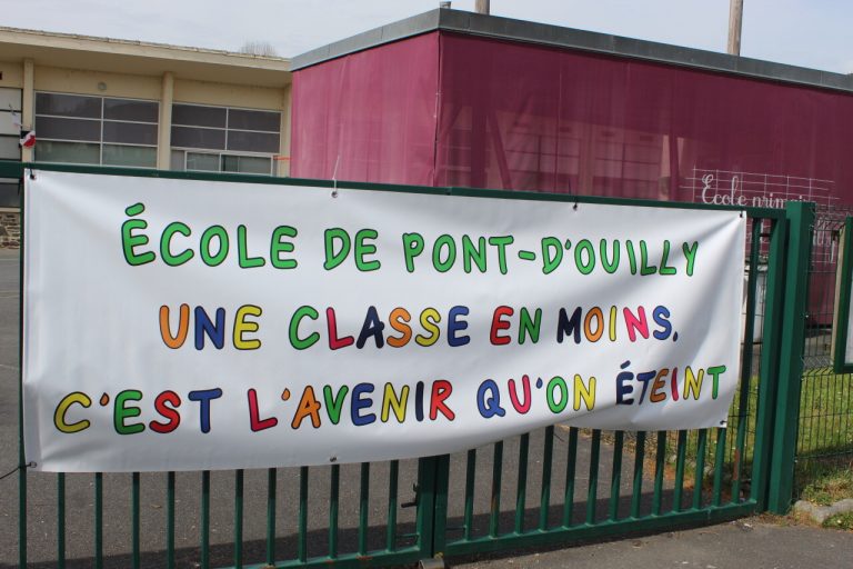 Marche citoyenne à Pont-d&rsquo;Ouilly contre la fermeture d&rsquo;une classe dans une école locale