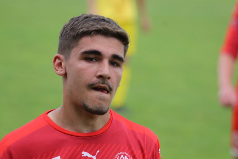 Championnats de football en Sarthe et Mayenne : enjeux croissants à l&rsquo;approche de la fin de saison