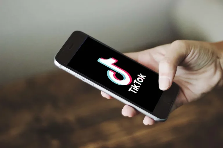 Plainte collective contre TikTok pour abus de faiblesse, selon des utilisateurs français.