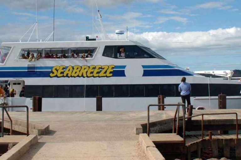 Le Seabreeze 2 renforce le Betico pour le transport vers l&rsquo;île des Pins.