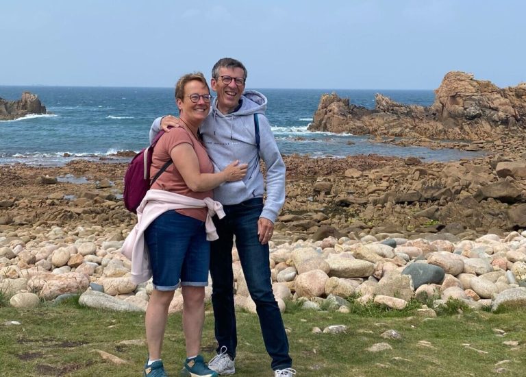Béatrice marche en Normandie pour sensibiliser au glioblastome, tumeur incurable.