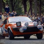 Cinq Triumph TR7 V8s présentées lors d’un événement automobile au Royaume-Uni.