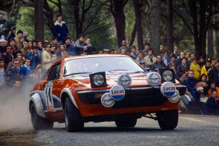 Cinq Triumph TR7 V8s présentées lors d&rsquo;un événement automobile au Royaume-Uni.