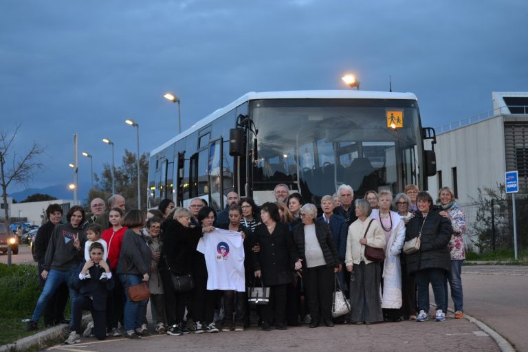Les bénévoles de l&rsquo;AD20B et les bénéficiaires assistent au spectacle des Restos à Ajaccio.