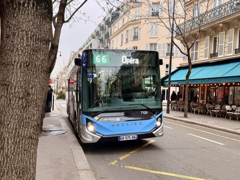 Le projet de 15 lignes de bus express à Paris rencontre des difficultés selon Emmanuel Grégoire.