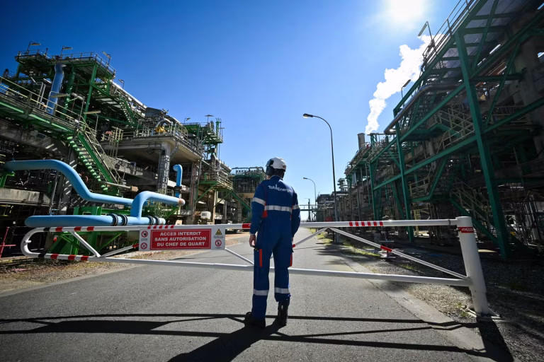 TotalEnergies pourrait échapper à la taxe sur les superprofits du secteur pétrolier en France.